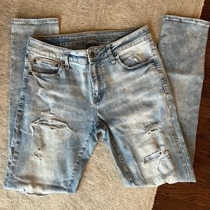 American Eagle Men’s distressed light wash- 32W/34L
